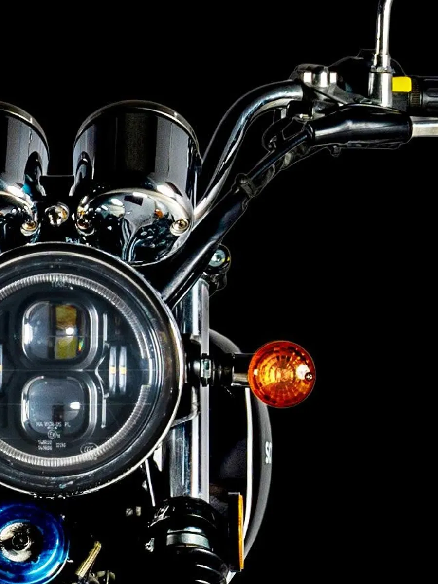 Chrome headlight and twin clocks of the Sothassi Classic 400